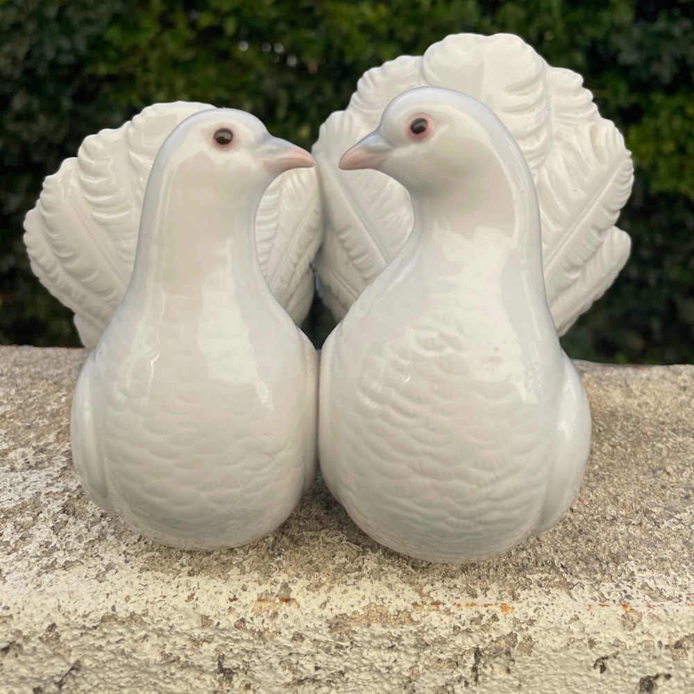 LLADRO  "Love Birds" VINTAGE Kissing White Doves